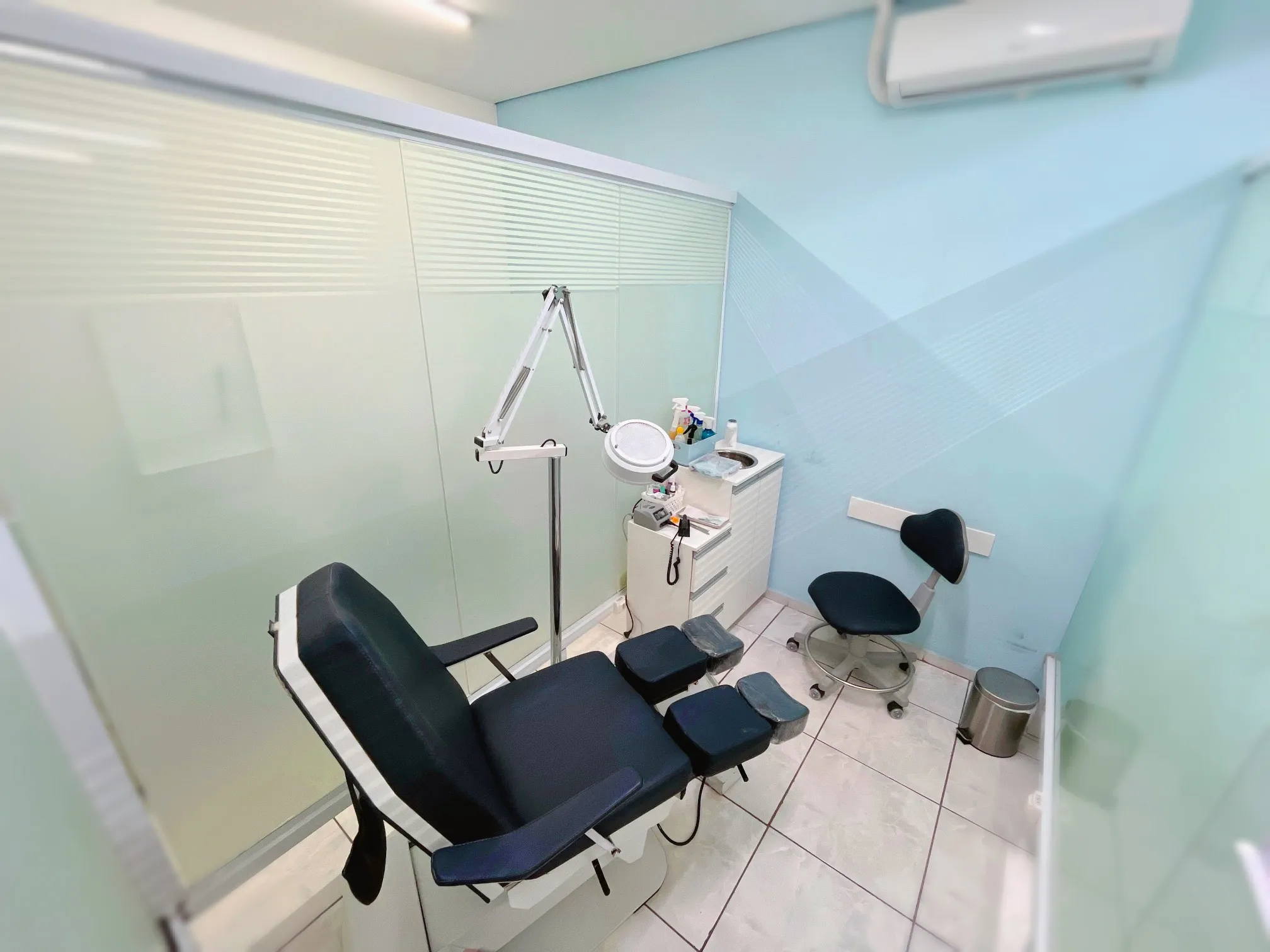 Sala de podologia da Podologia ABC com cadeira e equipamentos de atendimento